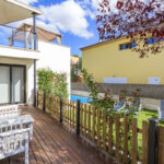 Sitzplatz mit Blick Richtung Whirlpool Jaczzi und Gärtchen